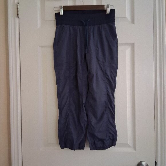 The North Face Women's Size XS Blue Aphrodite 2.0 Quick Dry Pull On Capri Pants - Picture 2 of 12